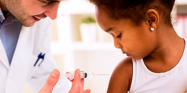 Esquema vacinal de crianças deve estar completo para evitar doenças como poliomielite e meningite 